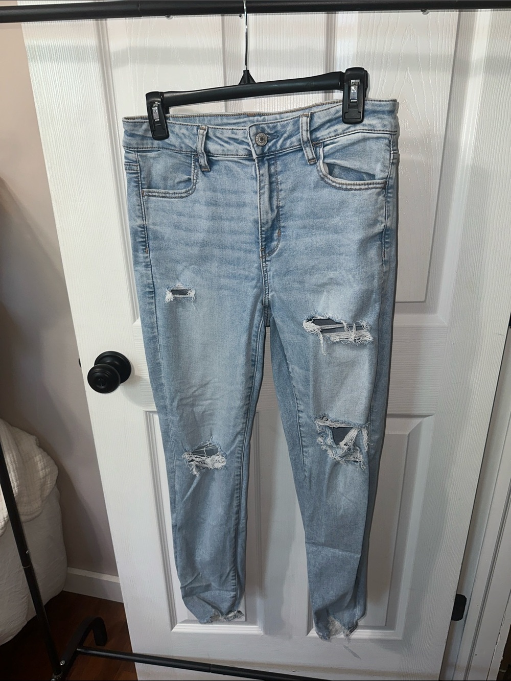 American Eagle Light Wash Distressed Women’s Jeggings